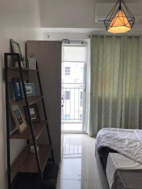 Cozy 2 BR highest floor with balcony SM Southmall